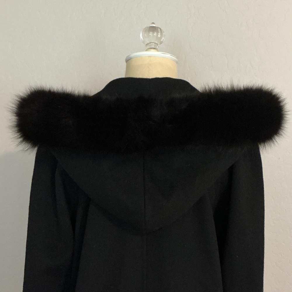 Elegant Black Luxury Trench Coat with Fur Collar - Picture 3 of 8